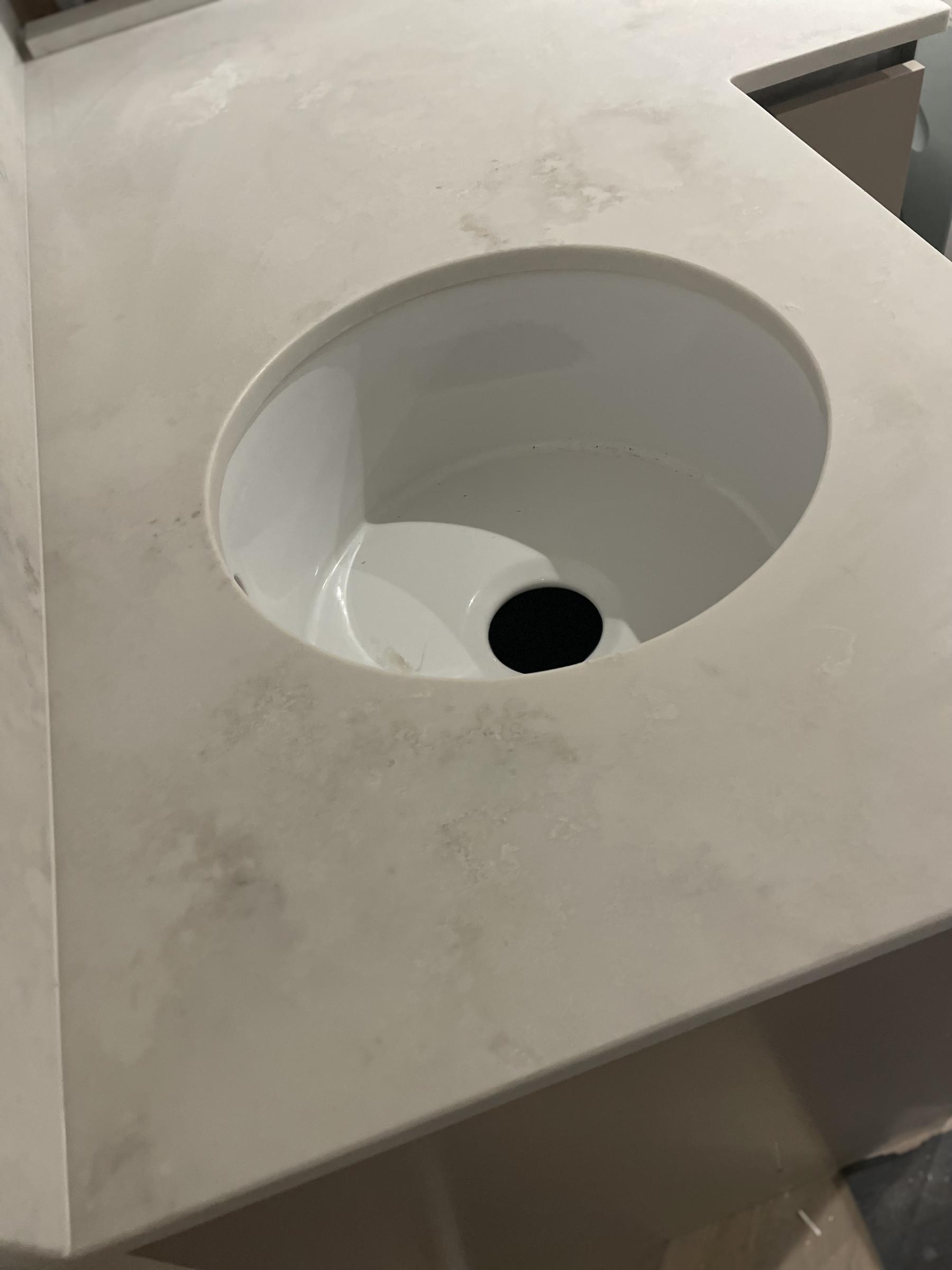 Cloudy Gris undermounted bar sink Project: Radlett leather matt