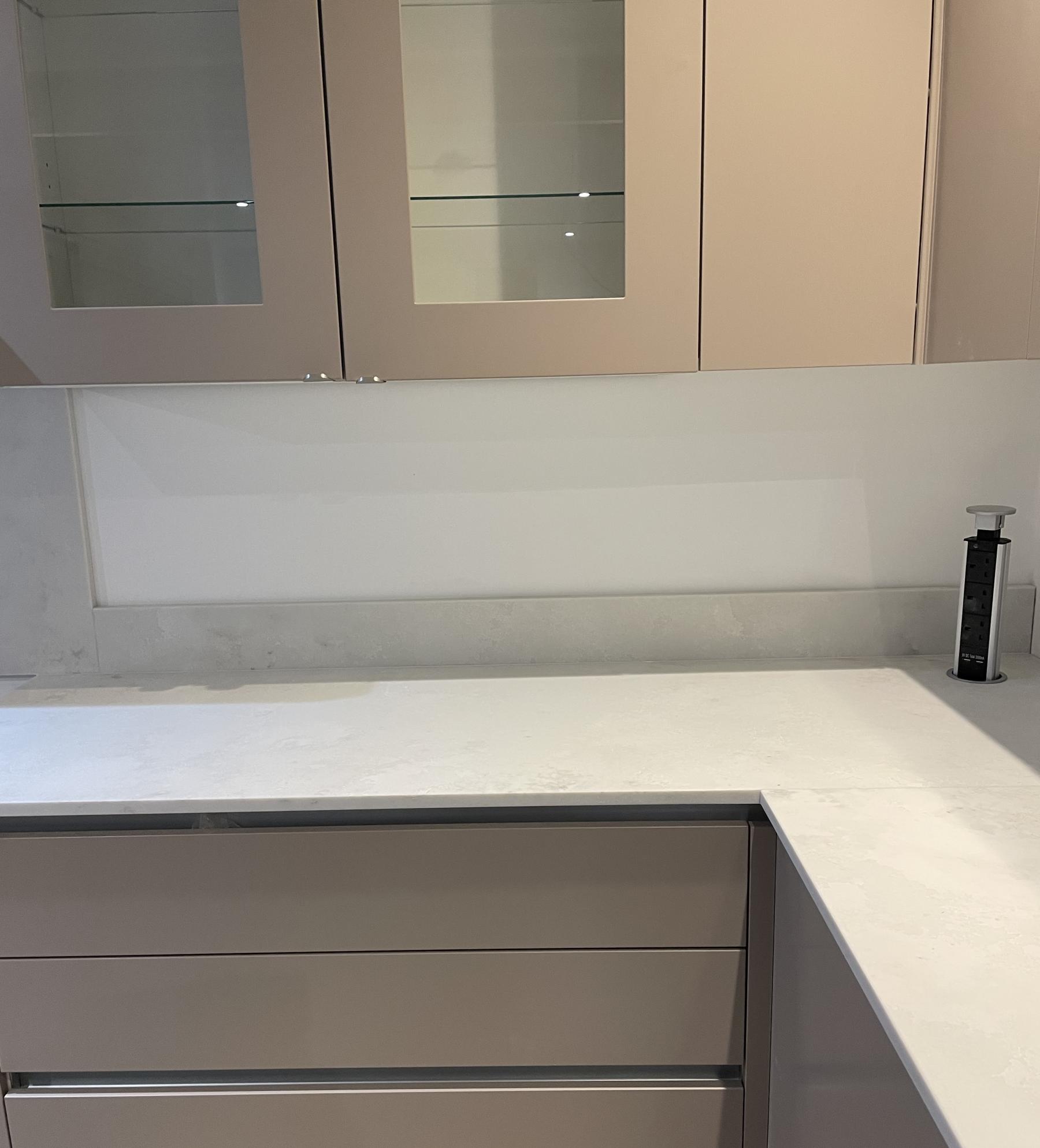 Cloudy Gris Worktop with upstands Project: Radlett leather matt