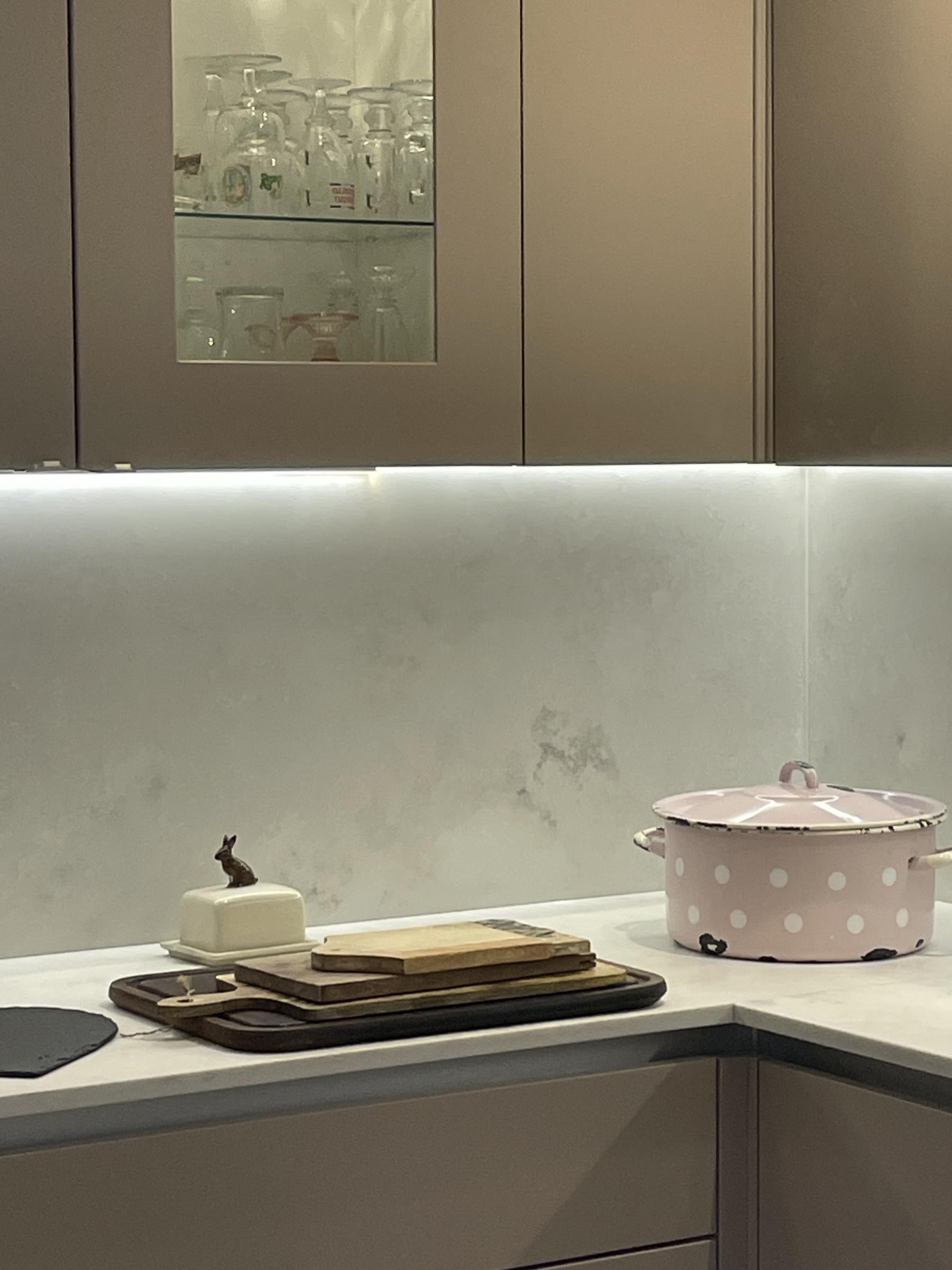 Cloudy Gris Splashback Project: Radlett leather matt