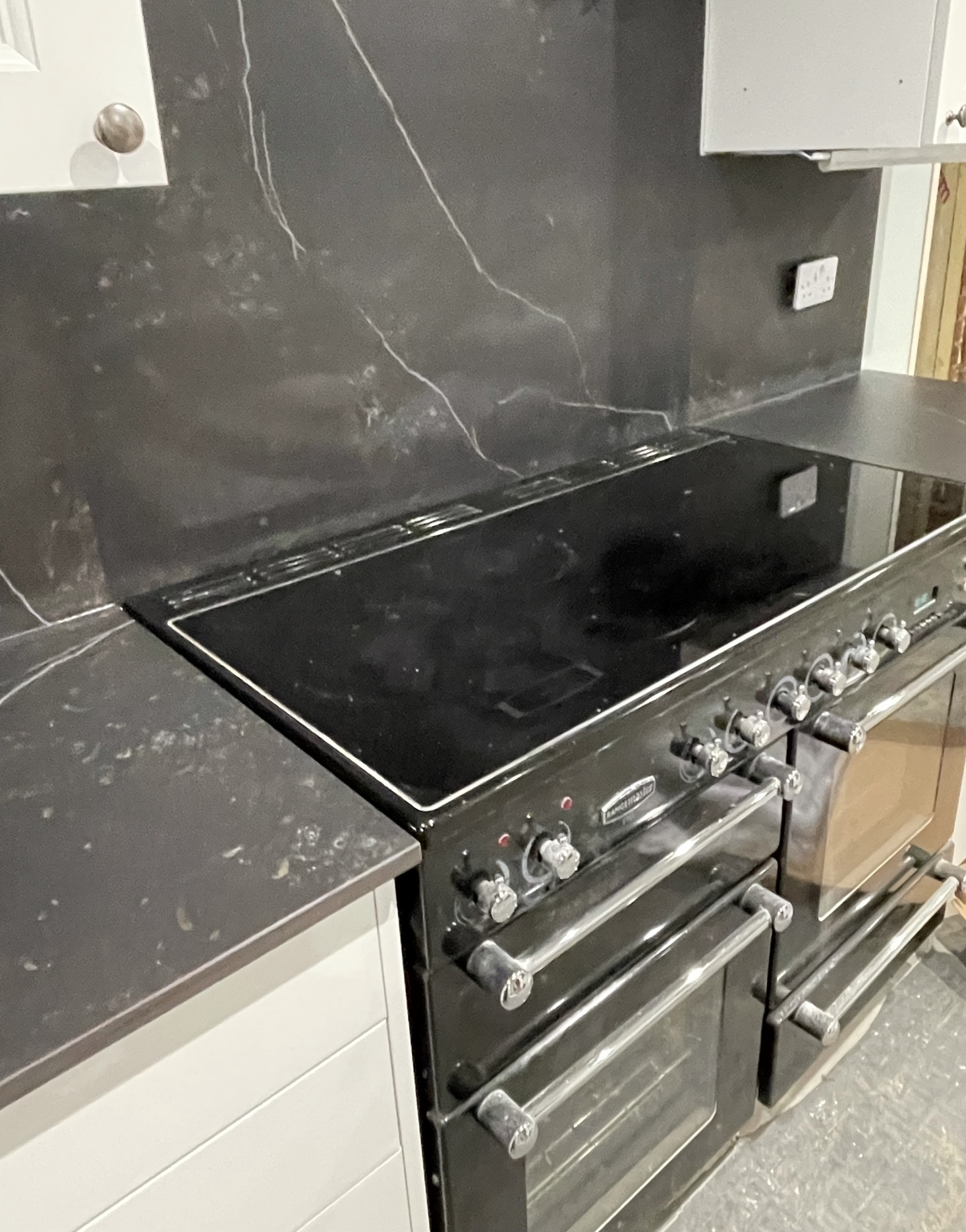 Kelya Worktop with full Splashback matt