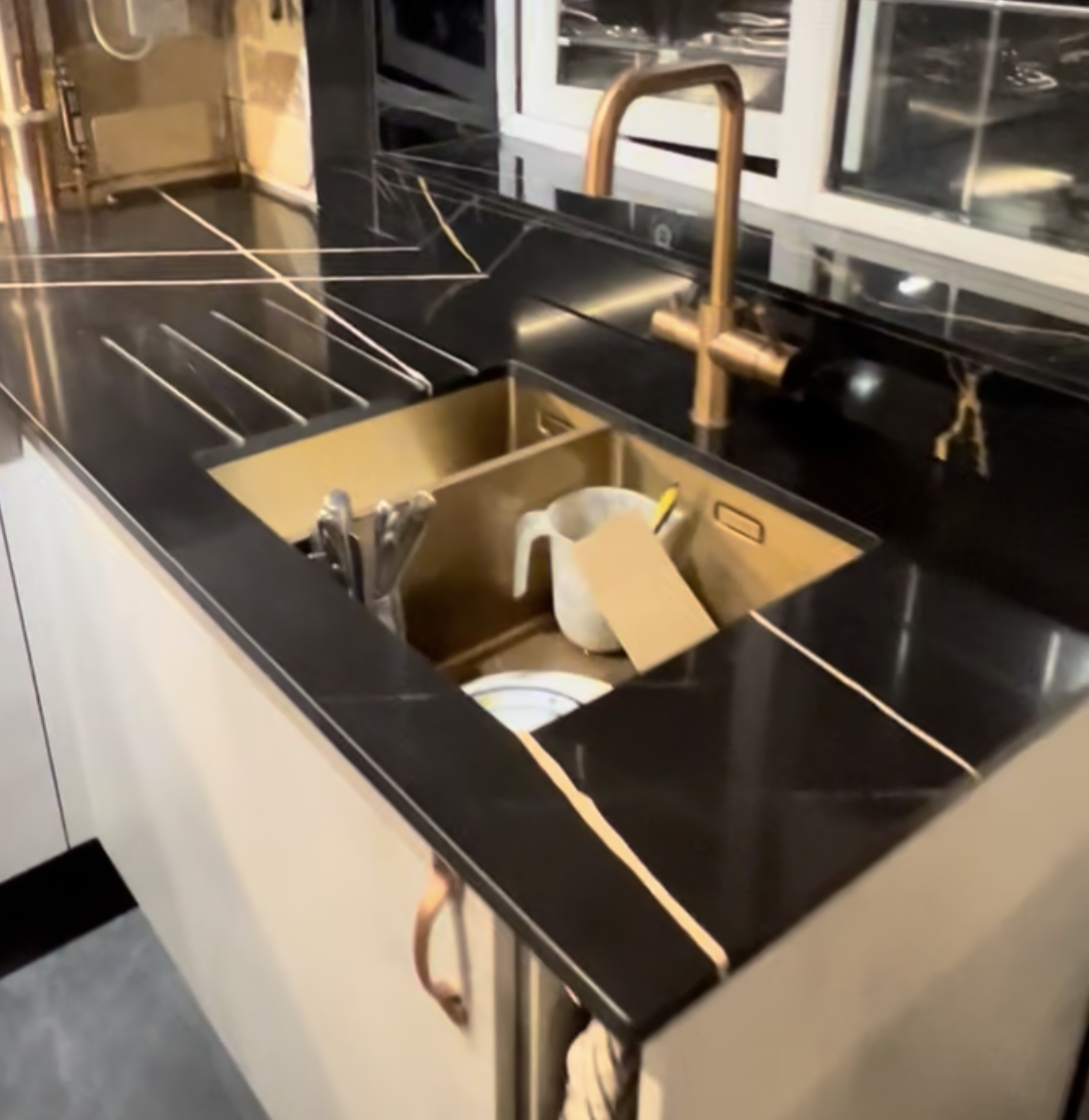 Sahara Noir undermounted sink, project: Baldock 