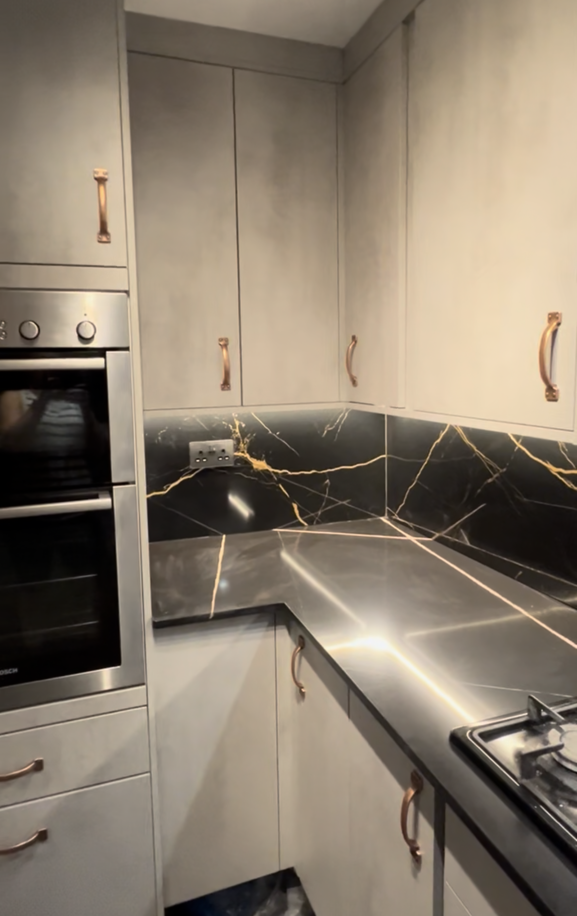 Sahara Noir L-shaped worktop. project: Baldock 