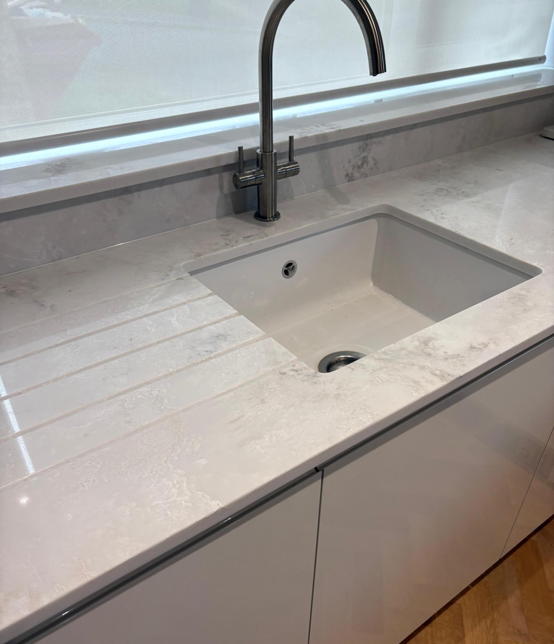 Himalaya window undermounted sink with grooves Project: Hertford polished
