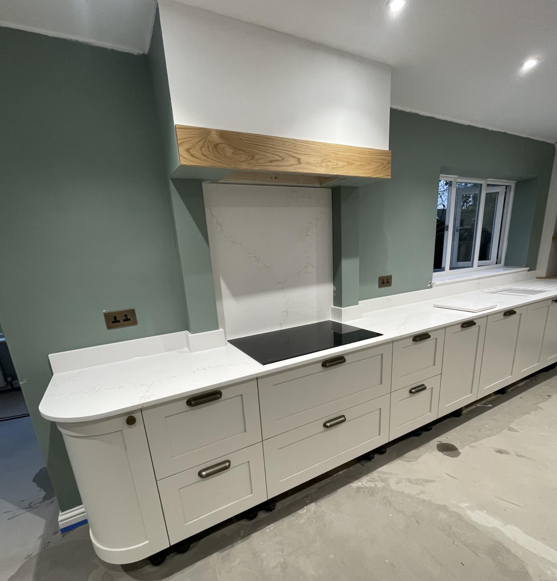 Misterio Oro worktop and Splashback. Project: Huntington polished