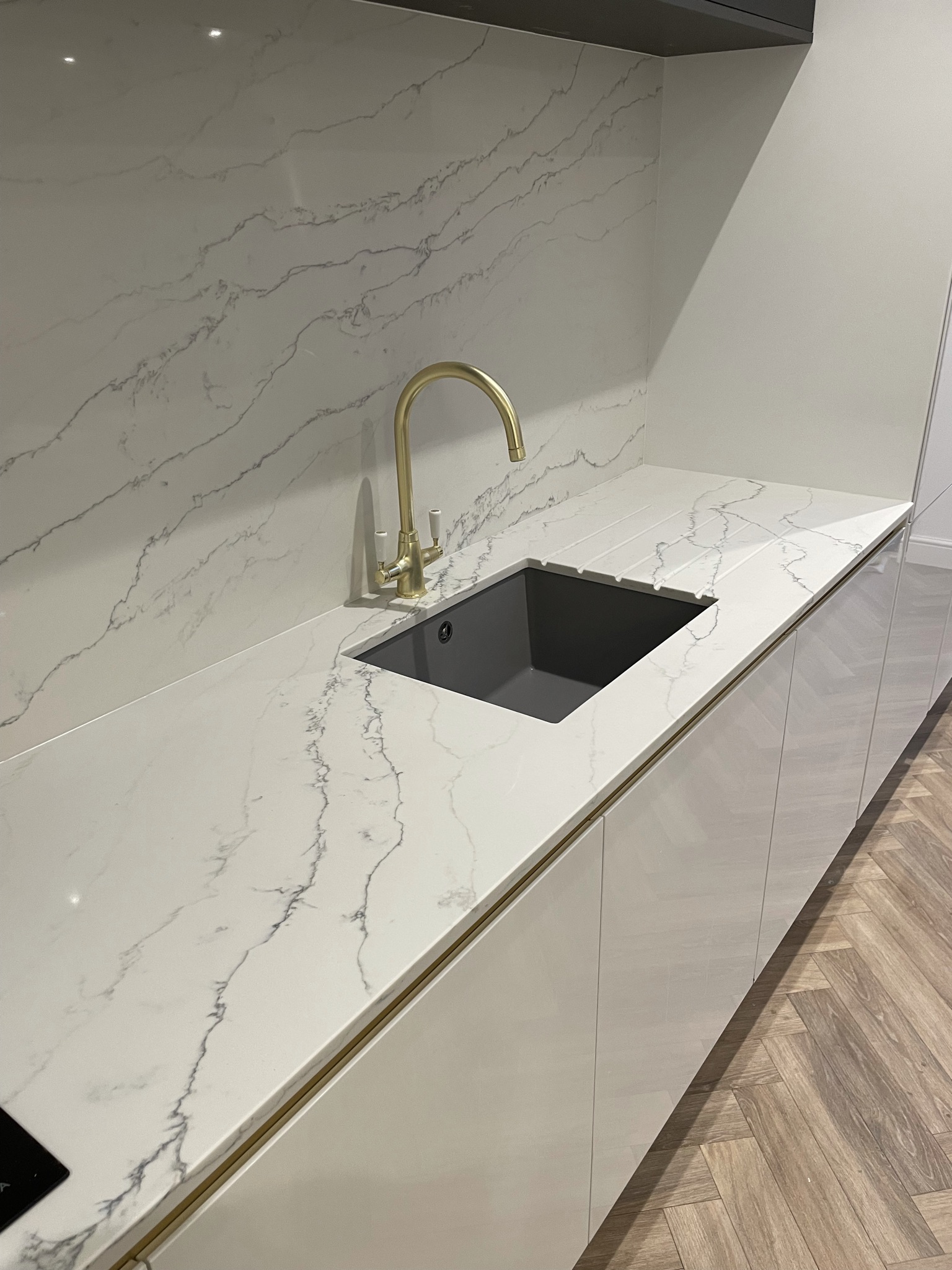 Statuario Milan worktop and Splashback Project: St.Neots polished