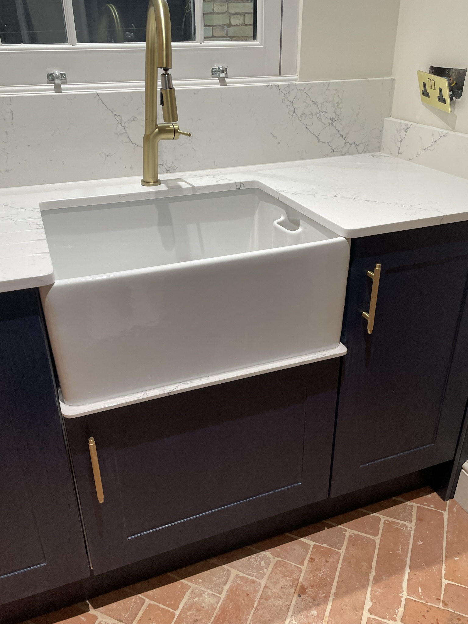 Alaska Bianca Belfast sink with under shelf Project: Hitchin polished, bookmatch