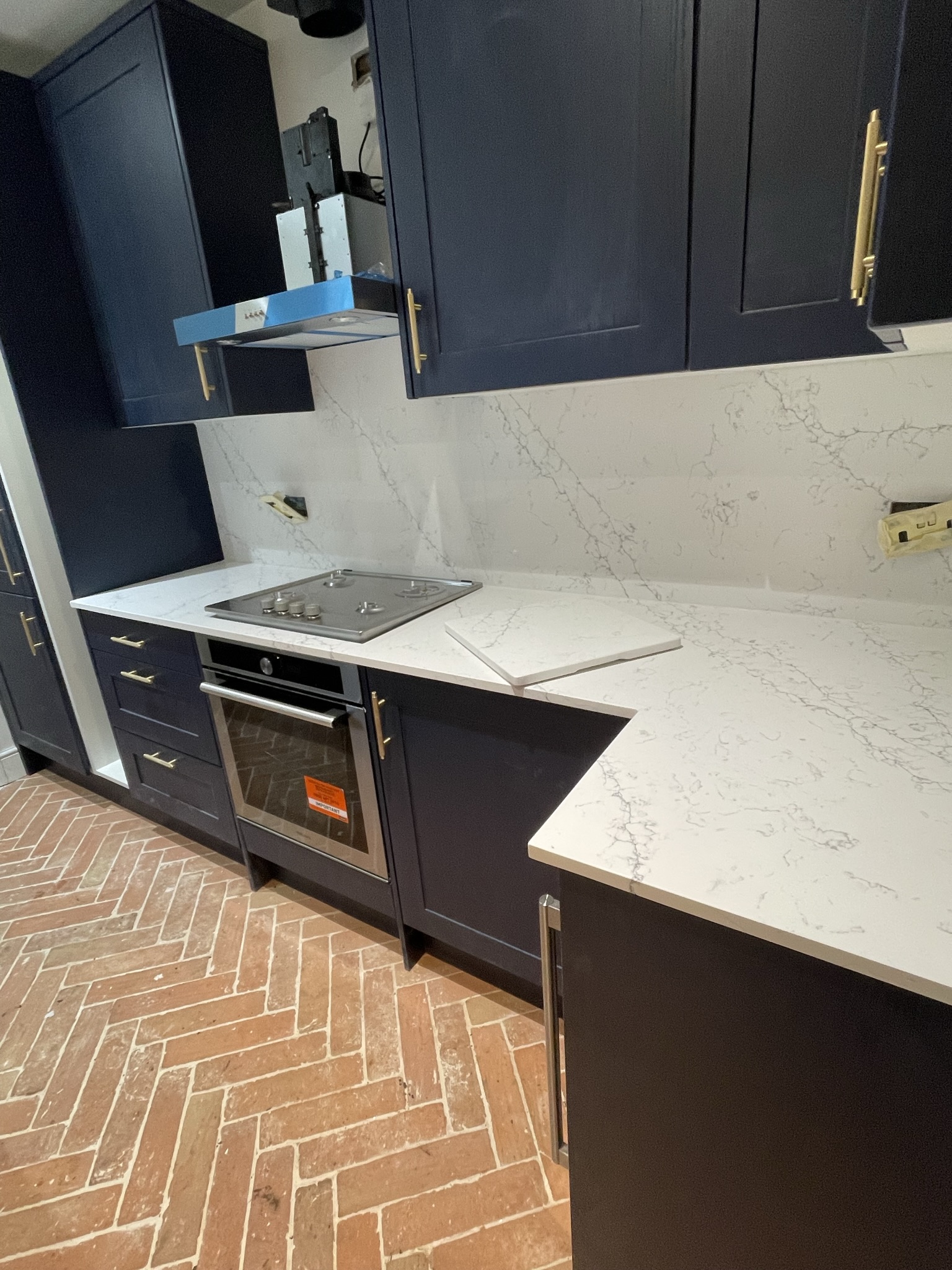 Alaska Bianca worktop with Splashback Project: Hitchin polished, bookmatch