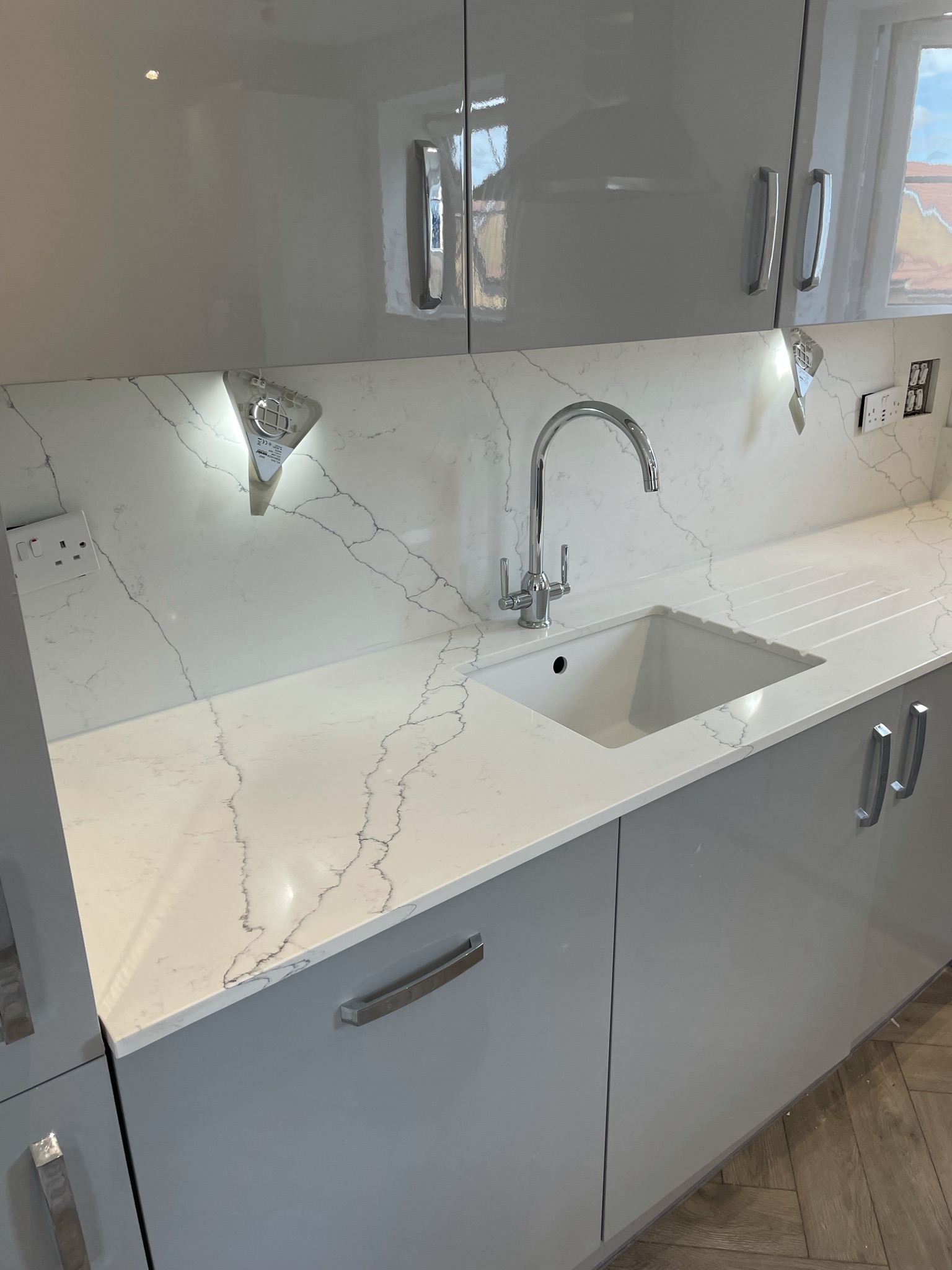 Alaska Bianca workotp with bookmatch Splashback Project: Standon polished, bookmatch