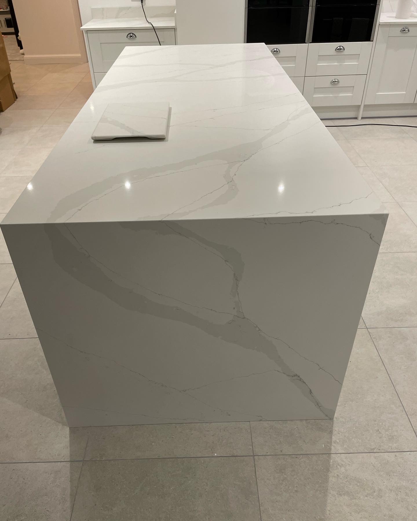 Statuario Oro bookmatch waterfalls Project: Cottered polished, bookmatch