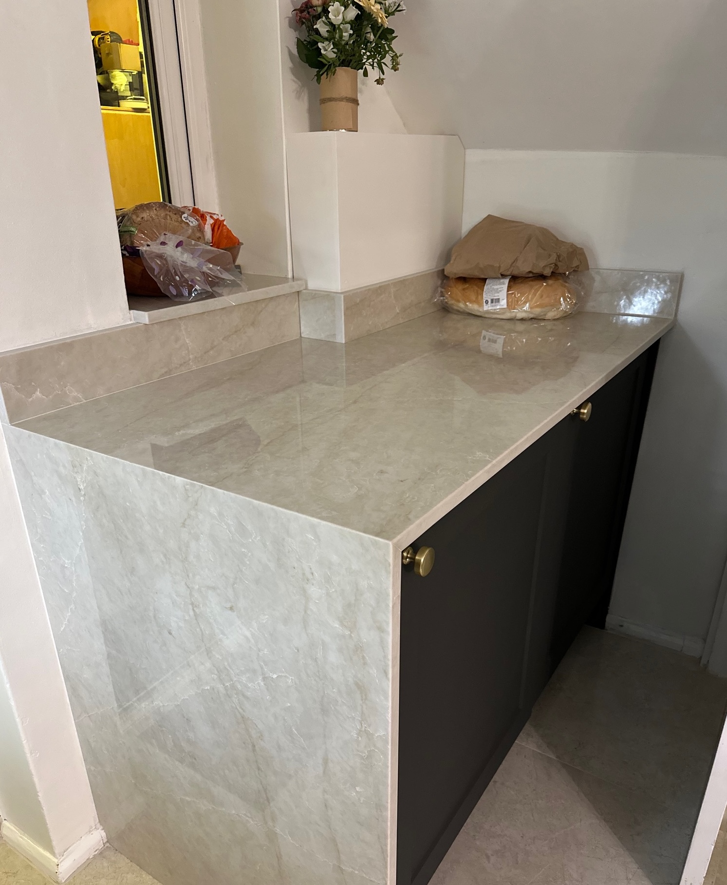 Taj mahal 3D worktop with mitred waterfall Project: Letchworth polished