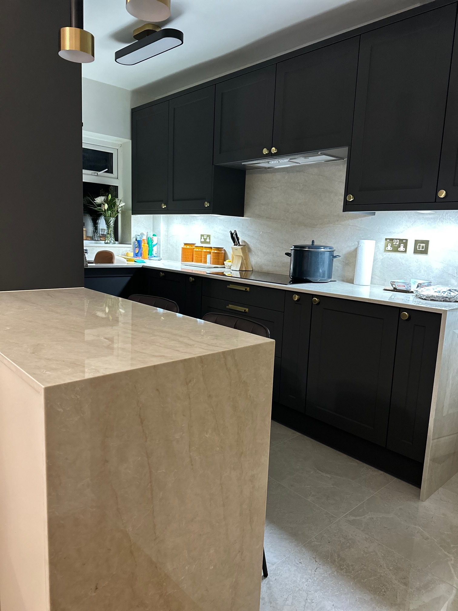 Taj mahal 3D worktop with metered waterfall Project: Letchworth polished