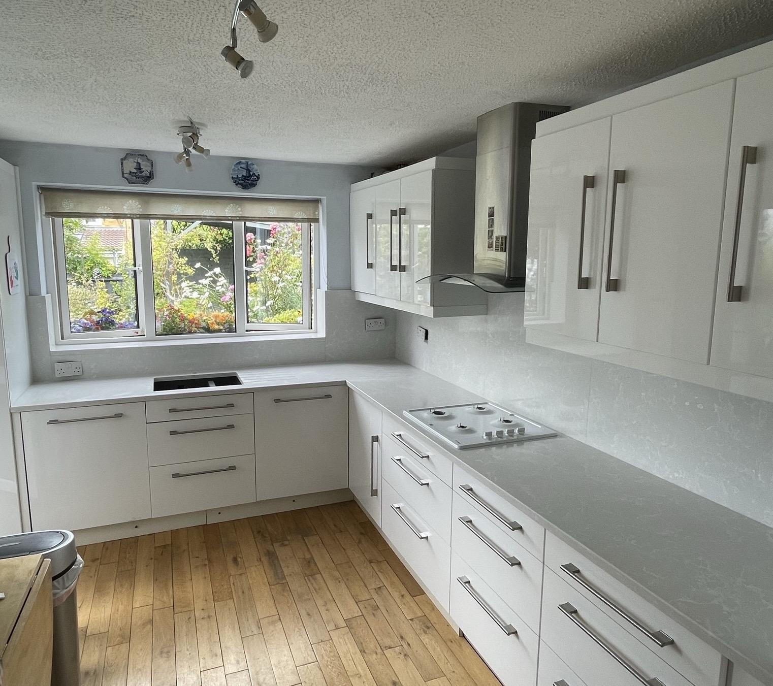 WHite Onyx worktop with full Splashback. Project: Hemel Hamstead 