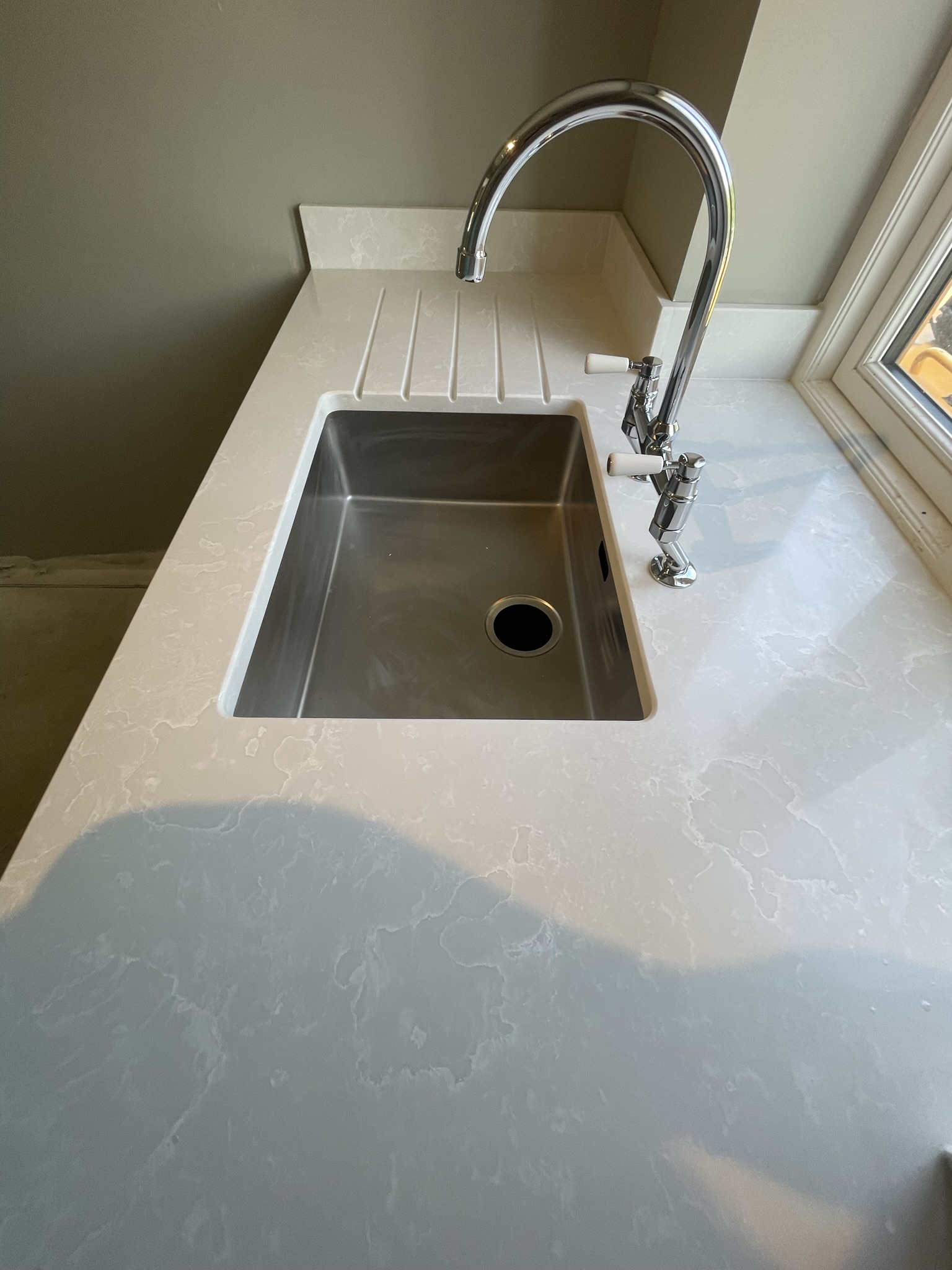 White Onyx undermounted sink Project: 