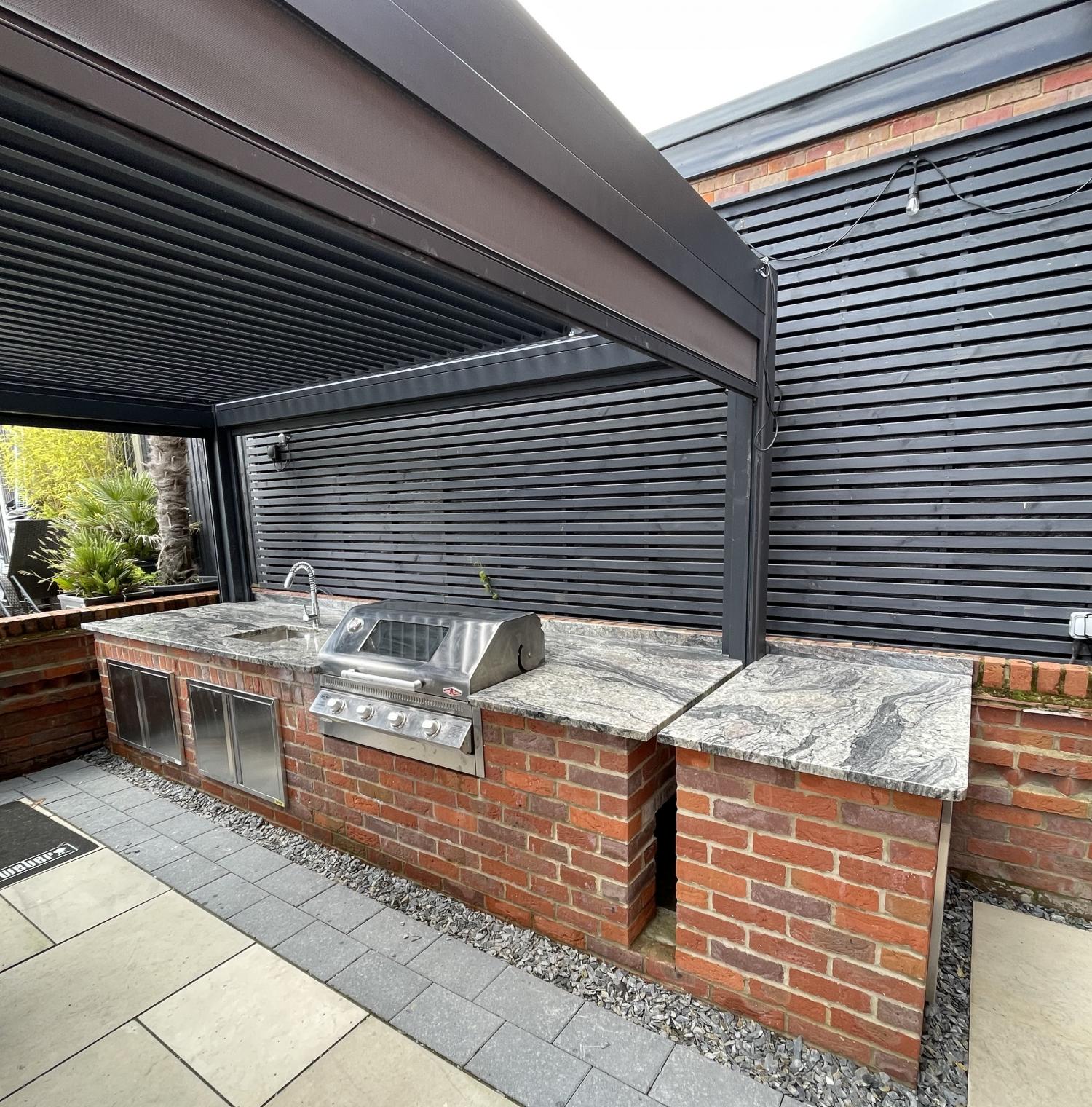Granite Piracema Kinawa Project: Chesham  - Outdoor kitchens, barbecues, bars -  Home Smart Systems