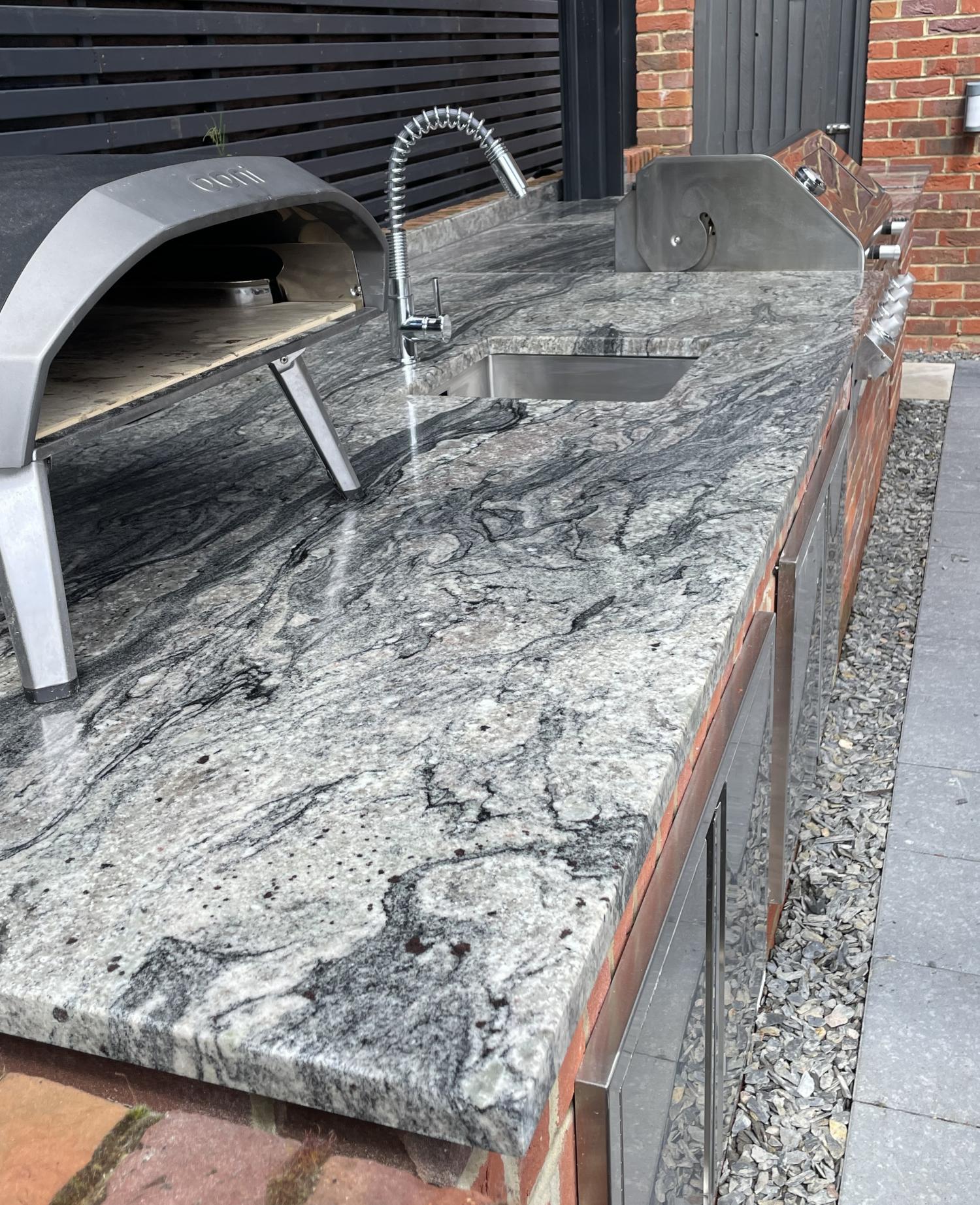 Granite Piracema KinawaProject: Chesham  - Outdoor kitchens, barbecues, bars -  Home Smart Systems